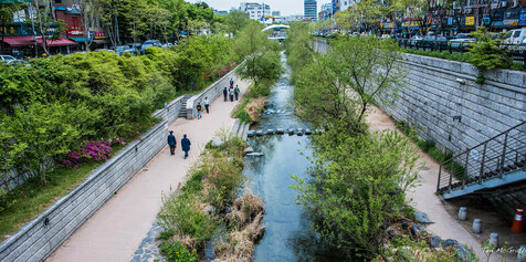 Exemple du cours d'eau de Séoul restauré